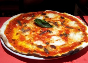 Esta receta de pizza napolitana es la receta más tradicional de Nápoles. pizza napolitana
