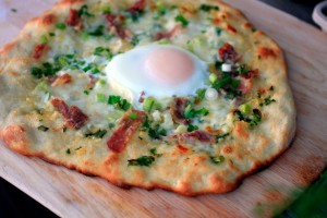 Esta receta de pizza carbonara es muy fácil de preparar. Además es una receta muy fácil de cambiar a tu gusto. pizza carbonara